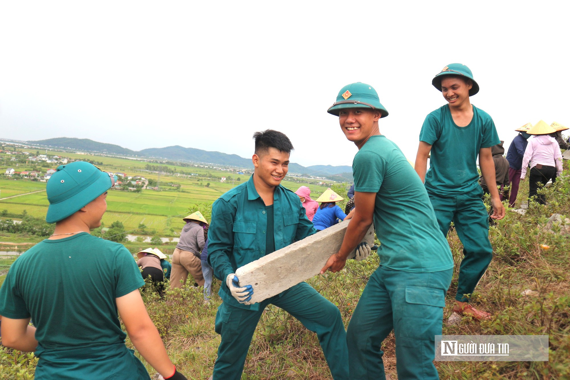 Dòng người cõng 2.000 tấm bê tông lên núi Nhón phục dựng dòng chữ về Bác Hồ- Ảnh 5.