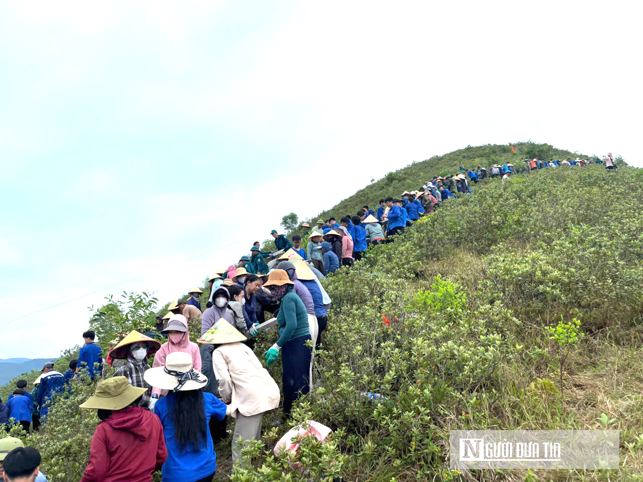 Dòng người cõng 2.000 tấm bê tông lên núi Nhón phục dựng dòng chữ về Bác Hồ- Ảnh 14.