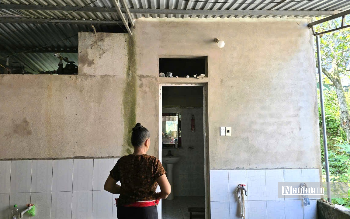 Đá bay thủng mái tôn, cụ bà chui vào nhà tắm trốn mỗi khi mỏ đá nổ mìn - Ảnh 3.