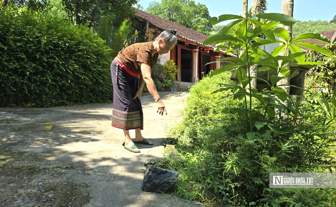Đá bay thủng mái tôn, cụ bà chui vào nhà tắm trốn mỗi khi mỏ đá nổ mìn - Ảnh 2.