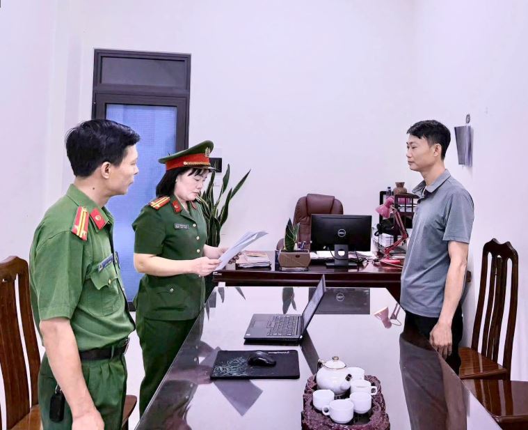 Công nhân ngã từ cột điện xuống đất tử vong, cai thầu bị khởi tố- Ảnh 1.