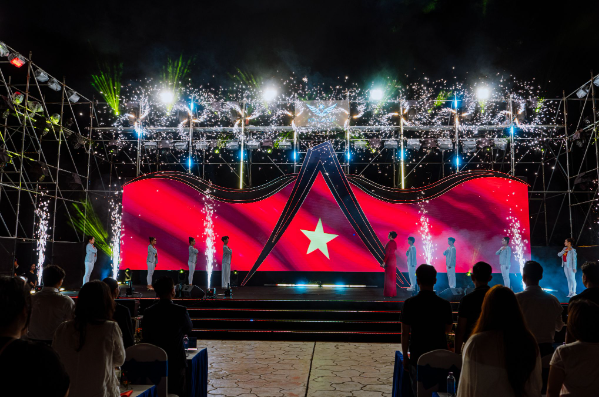 H&agrave;ng ngh&igrave;n kh&aacute;n giả h&ograve;a nhịp trong đ&ecirc;m "Rạng rỡ tự do" tại Libera Nha Trang - Ảnh 1.