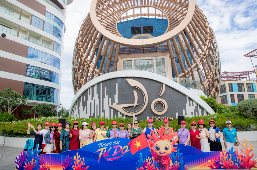 Hàng nghìn khán giả hòa nhịp trong đêm