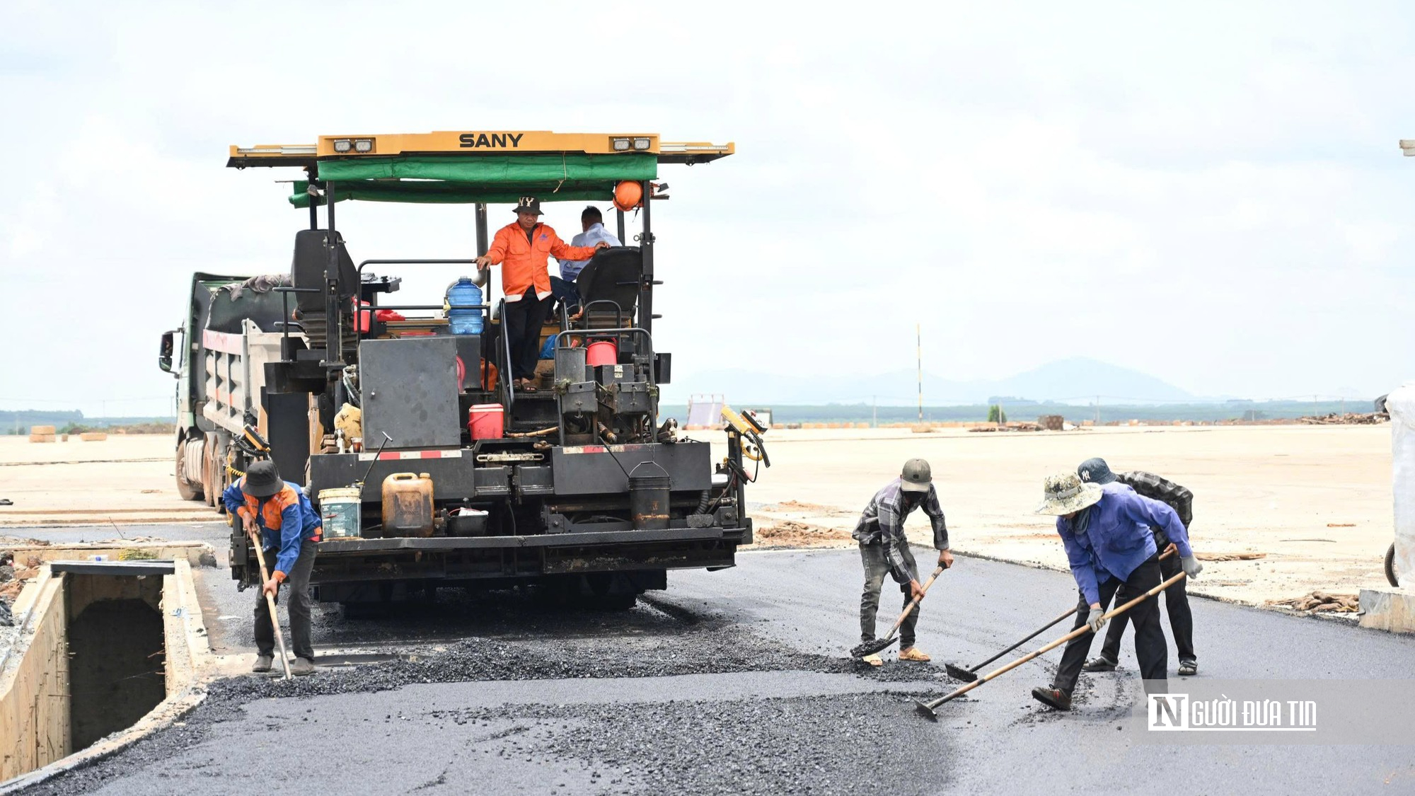 S&acirc;n bay Long Th&agrave;nh &ldquo;n&oacute;ng&rdquo; giữa kỳ nghỉ lễ, h&agrave;ng ngh&igrave;n c&ocirc;ng nh&acirc;n chạy đua về đ&iacute;ch- Ảnh 7.