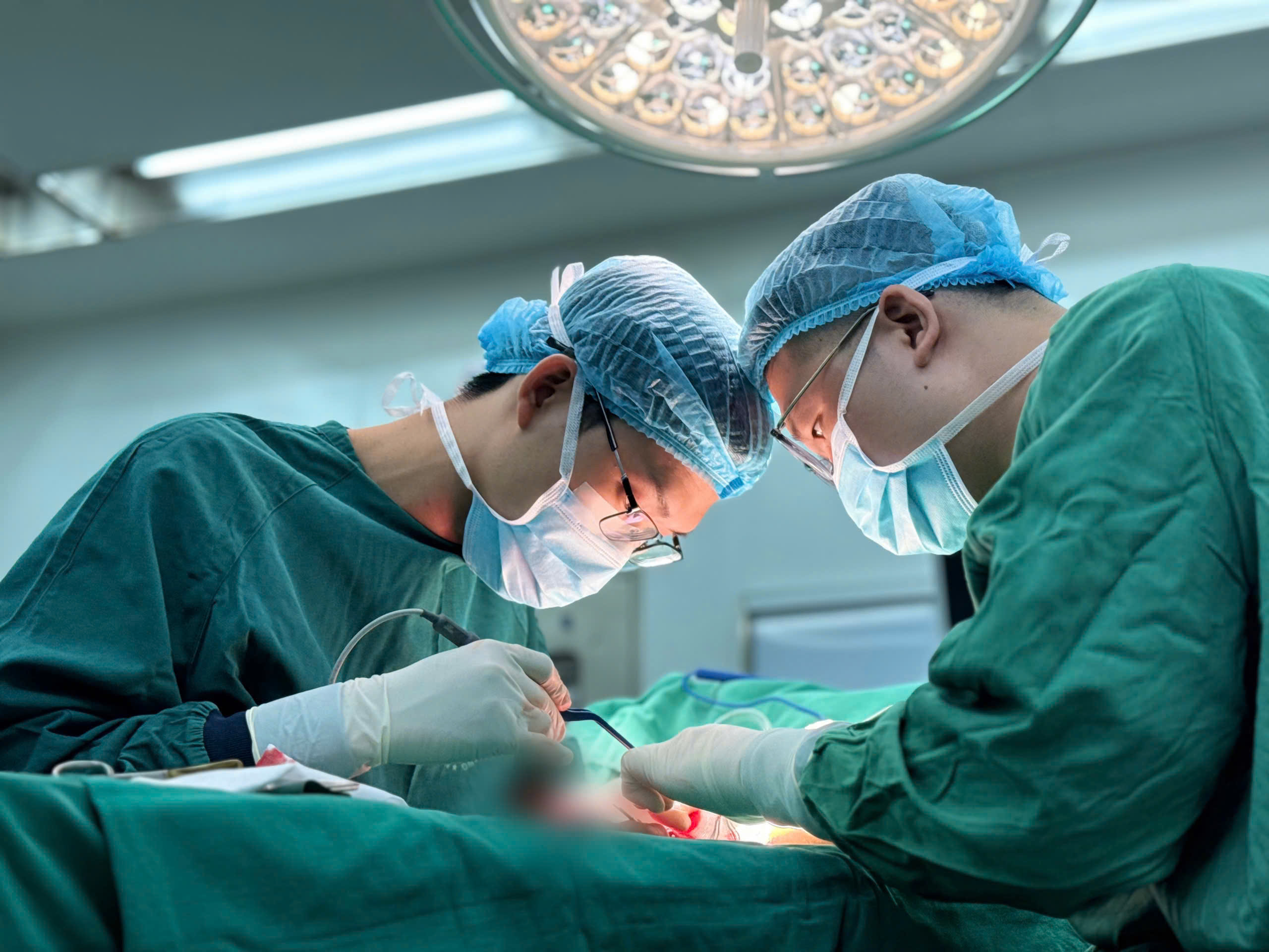 Đặt túi ngực lần 2, người phụ nữ 38 tuổi liên tục chảy dịch, vết thương không liền- Ảnh 1.