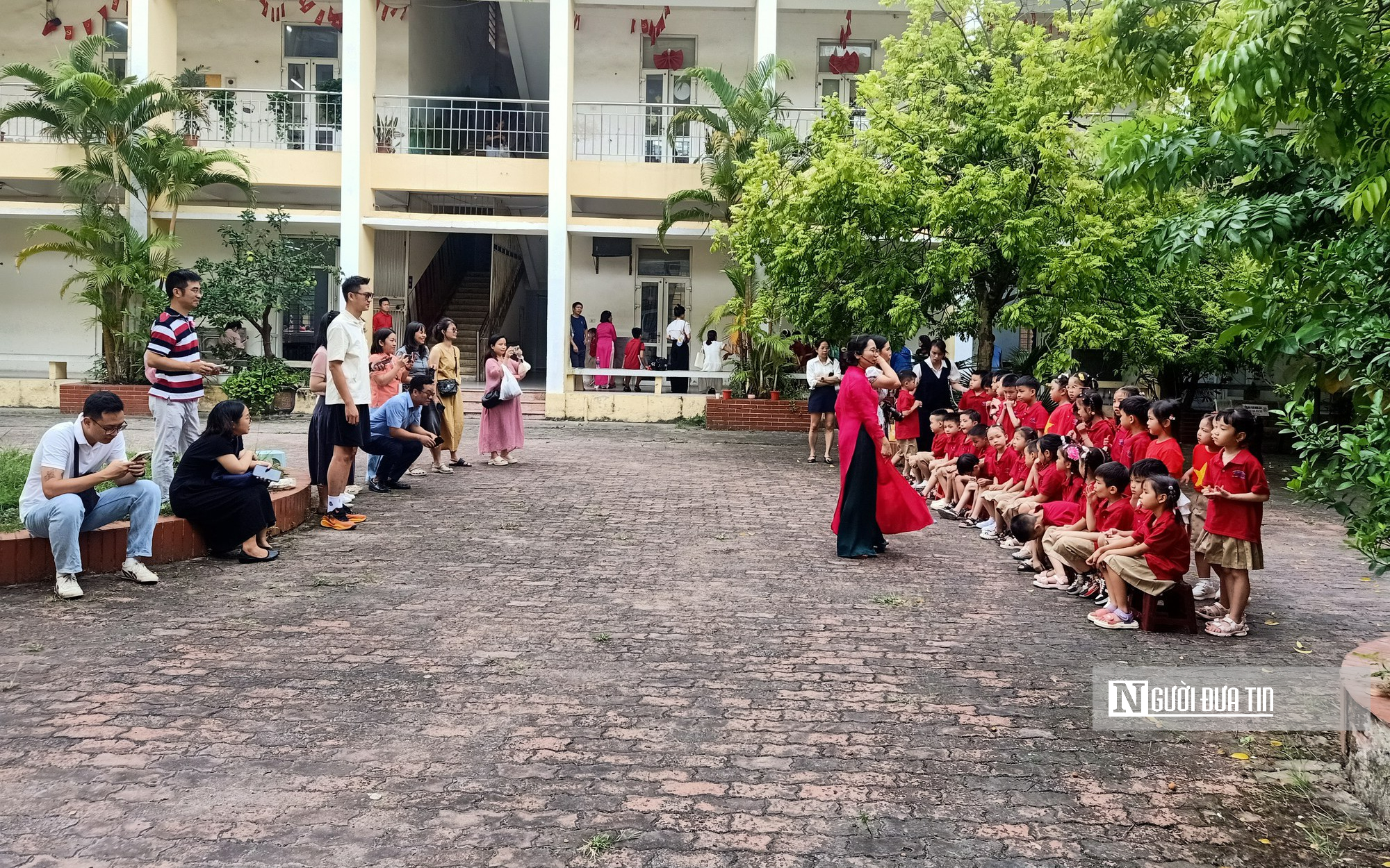 Hà Nội yêu cầu làm rõ vụ tôm ươn, thịt "bốc mùi" vào trường học - Ảnh 2.