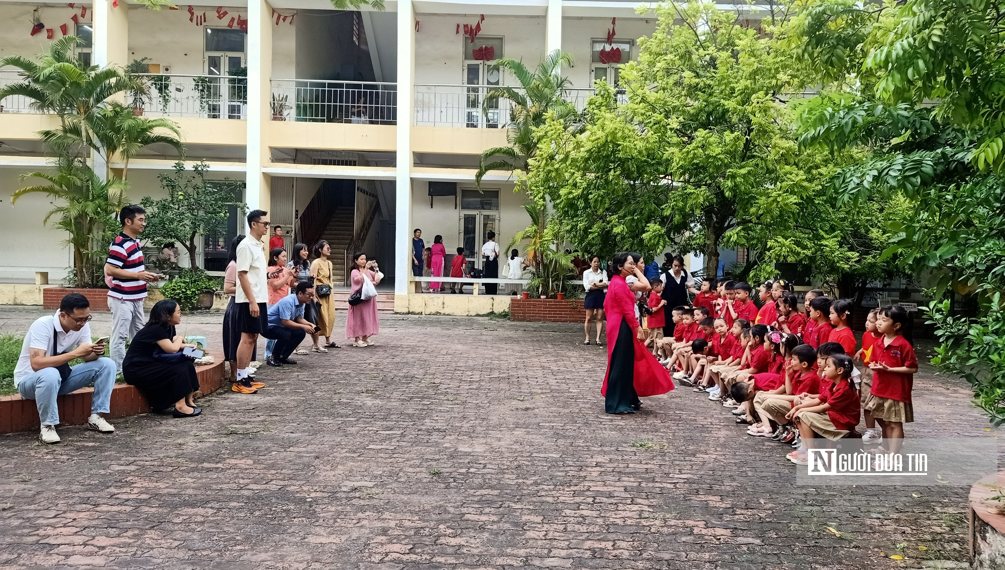 Hà Nội yêu cầu công khai bữa ăn bán trú, tăng giám sát từ phụ huynh - Ảnh 1.