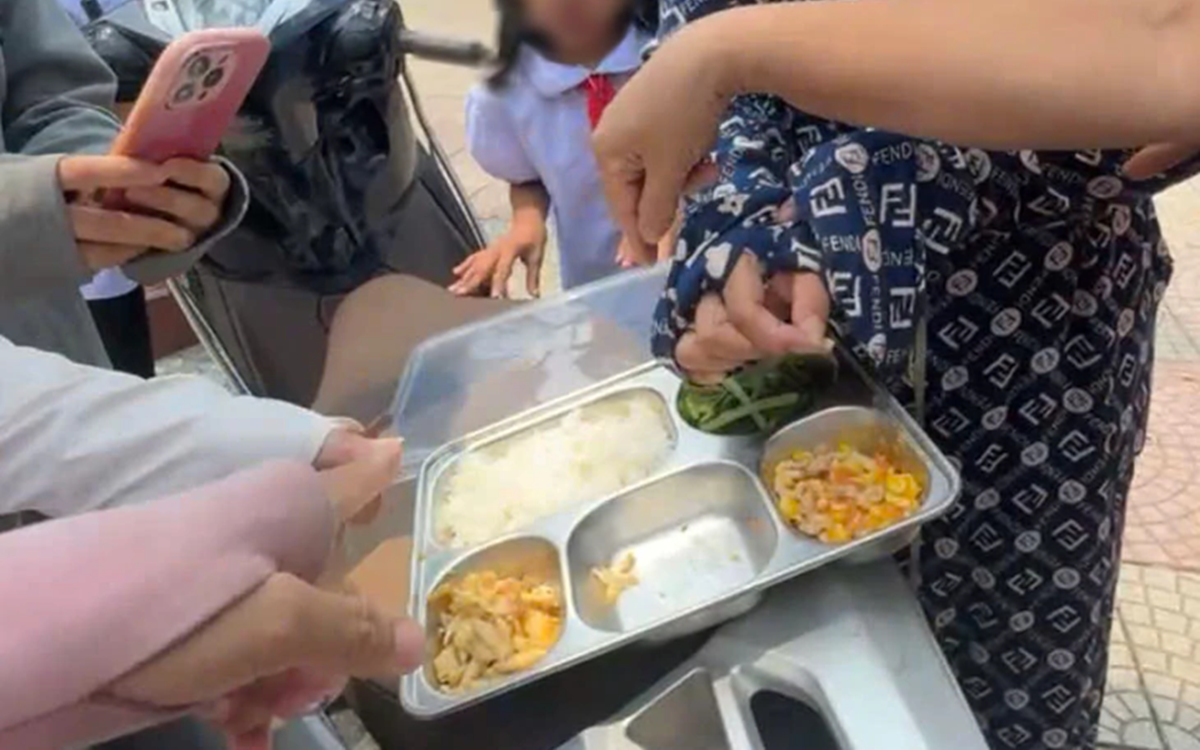 Hà Nội yêu cầu công khai bữa ăn bán trú, tăng giám sát từ phụ huynh - Ảnh 2.