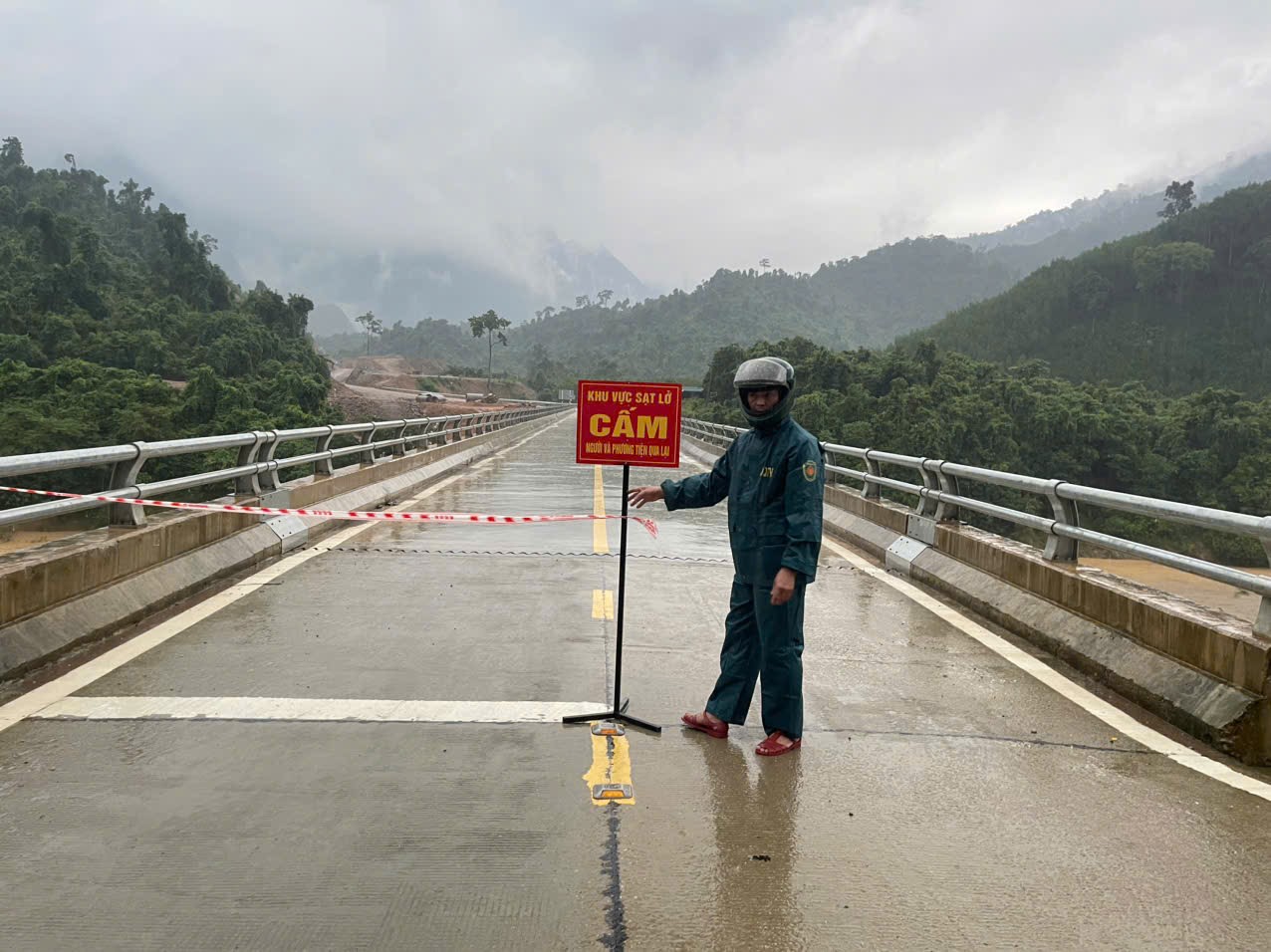 Quảng Trị khẩn trương di dời dân trong đêm trước nguy cơ mưa lũ dồn dập- Ảnh 4.