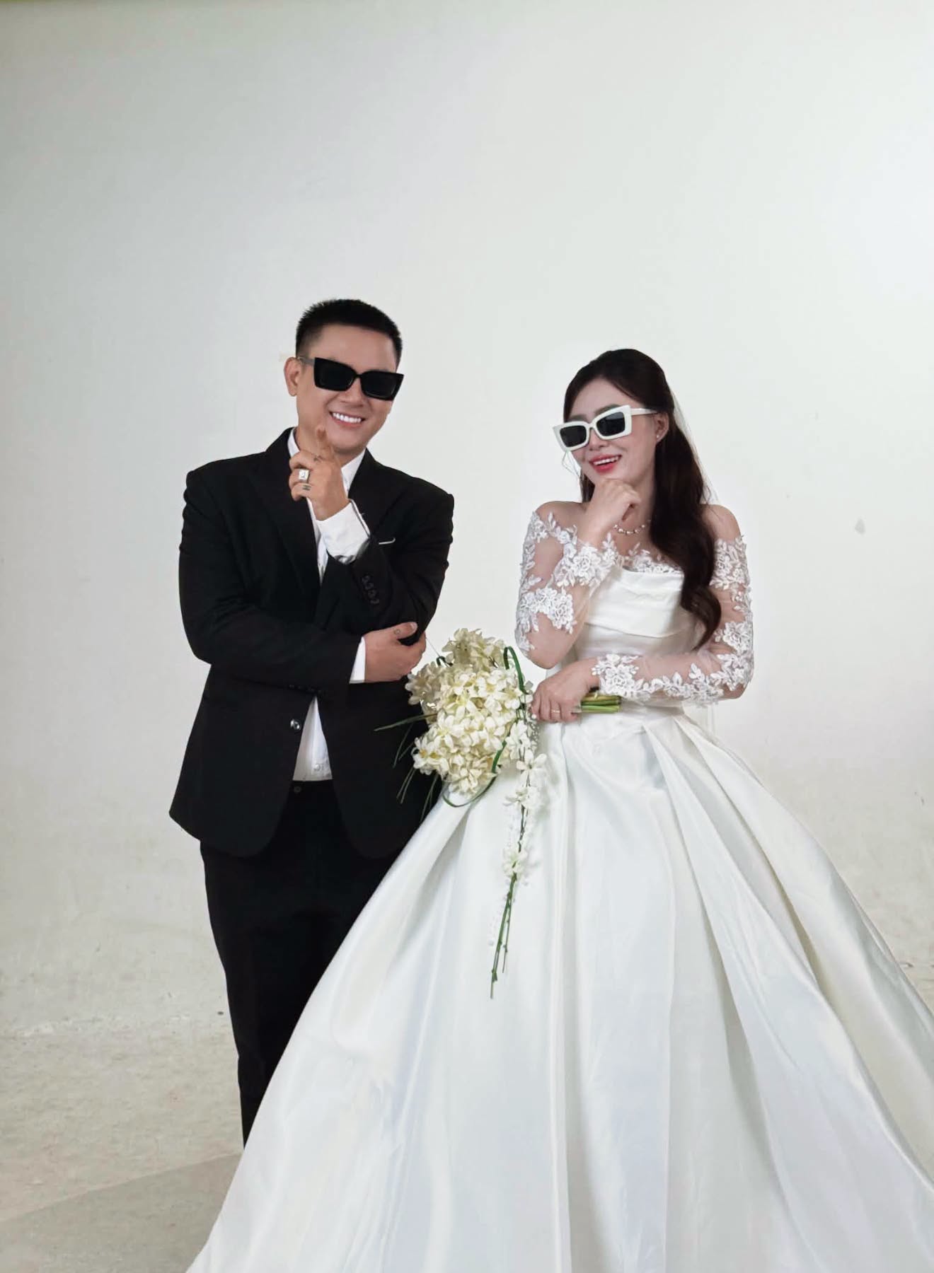 Ho&agrave;i L&acirc;m c&ocirc;ng khai ảnh cưới với Ngọc Trinh: C&ocirc; d&acirc;u sinh năm 2004, qu&ecirc; Vĩnh Long - Ảnh 2.