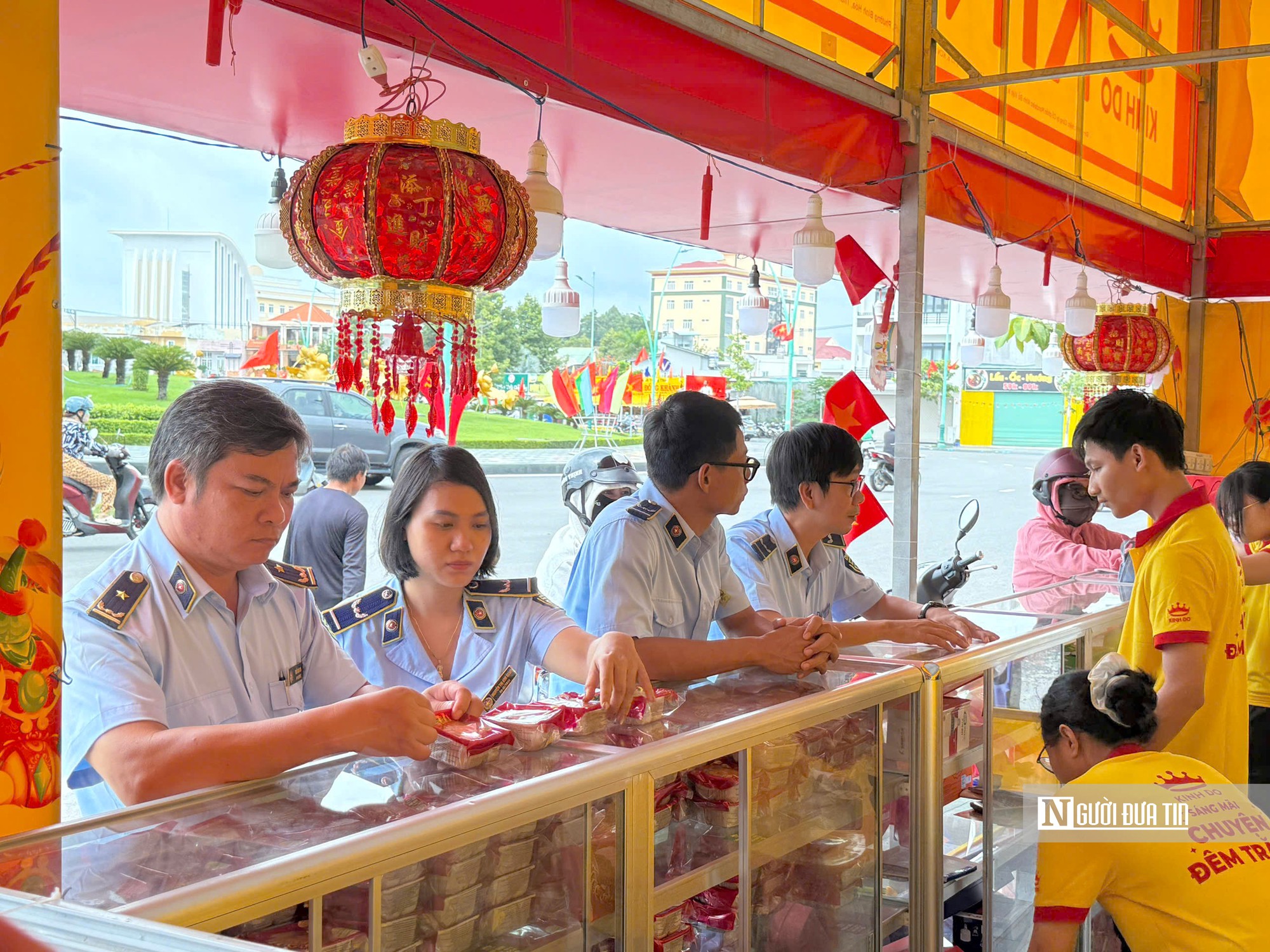 B&aacute;nh Trung thu v&agrave;o m&ugrave;a, L&acirc;m Đồng tăng kiểm tra từ phố đến &ldquo;chợ mạng&rdquo;- Ảnh 1.