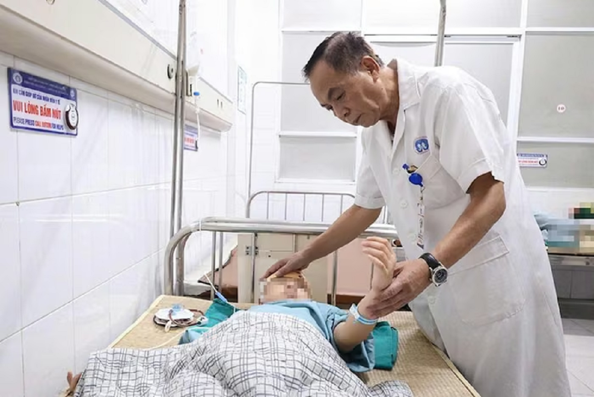 Một cú ngã xe đạp khiến bé gái 9 tuổi phải mở sọ cấp cứu - Ảnh 1.