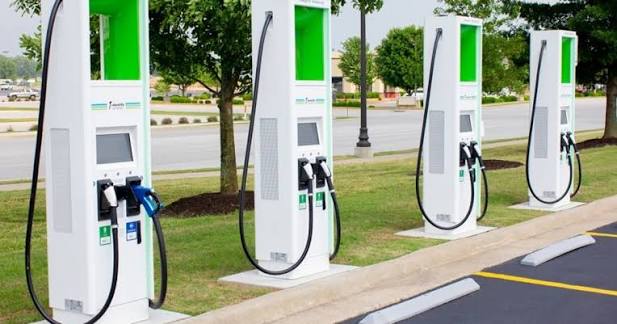 Sạc nhanh c&oacute; l&agrave;m hỏng pin xe điện kh&ocirc;ng? C&aacute;ch sạc xe điện hiệu quả để pin kh&ocirc;ng bị hỏng nhanh- Ảnh 1.