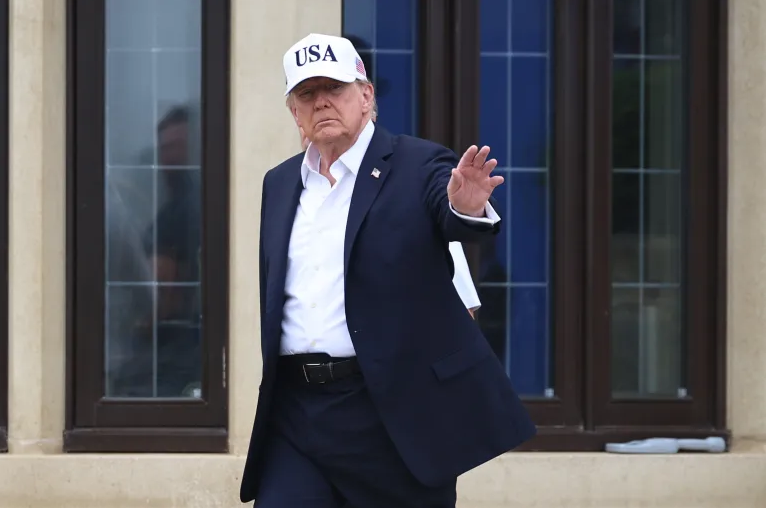 Tổng thống Trump công khai yêu cầu Ukraine ngừng tấn công các nhà máy lọc dầu Nga- Ảnh 1.