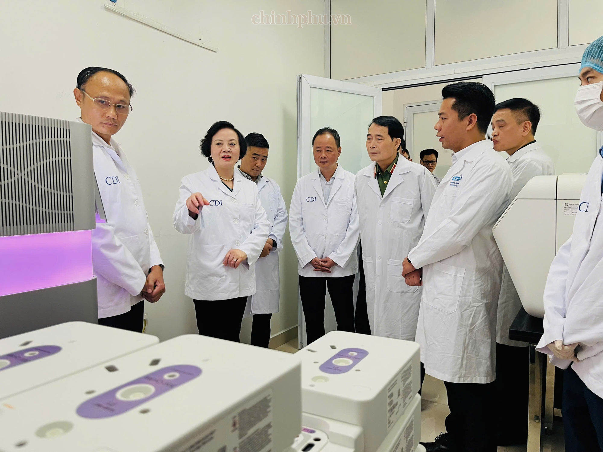 Phó Thủ tướng kiểm tra công tác giám định ADN, xác định danh tính hài cốt liệt sĩ - Ảnh 1.
