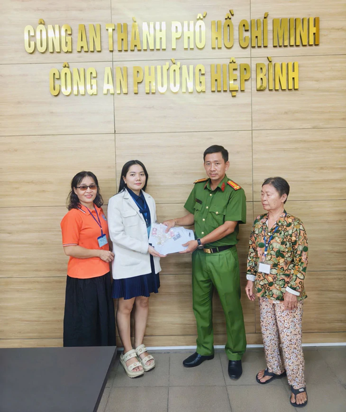 Đang nhặt ve chai, cụ bà 78 tuổi bỗng nhặt được túi vàng to - Ảnh 1.