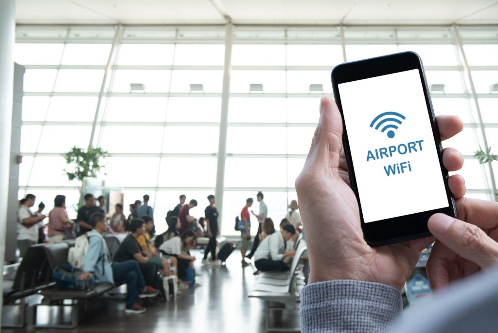 Cảnh giác với nguy cơ đánh cắp dữ liệu khi sử dụng Wi-Fi miễn phí tại sân bay - Ảnh 1.