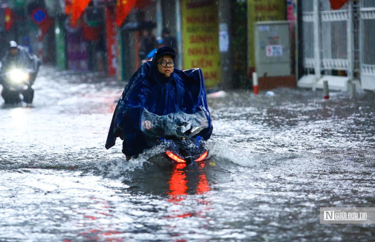 Hà Nội yêu cầu các xã, phường chủ động phương án hỗ trợ người dân ứng phó thiên tai - Ảnh 1.