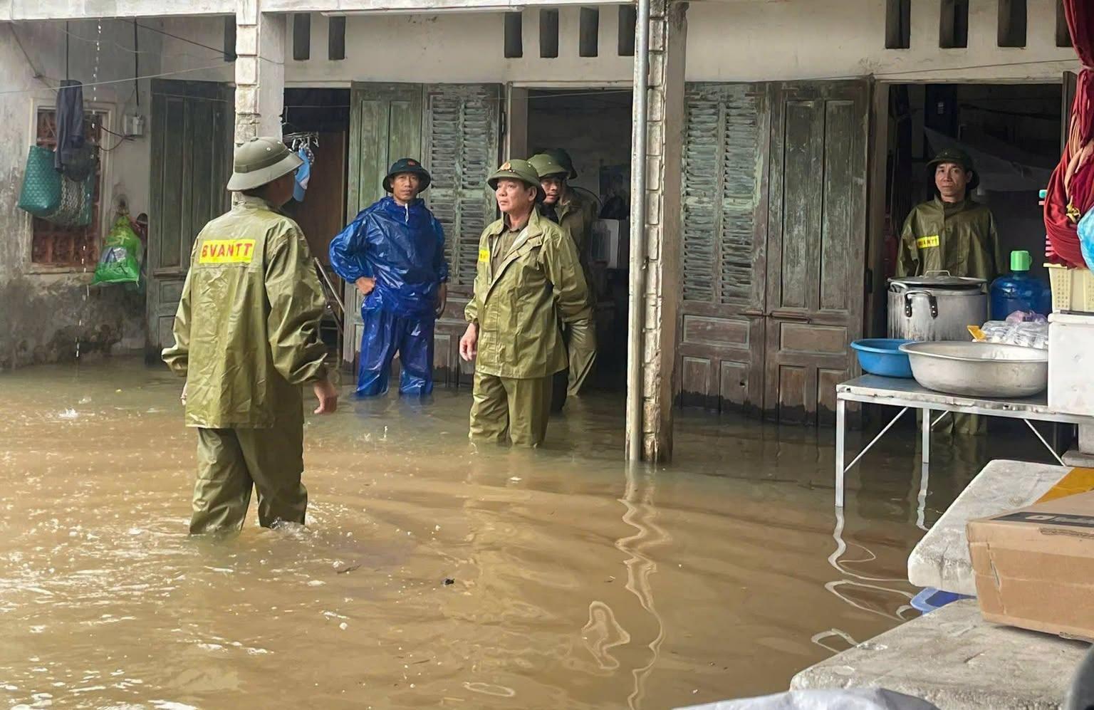 Mưa lớn gây ngập nhiều cầu tràn, chia cắt giao thông ở Thanh Hóa   - Ảnh 8.