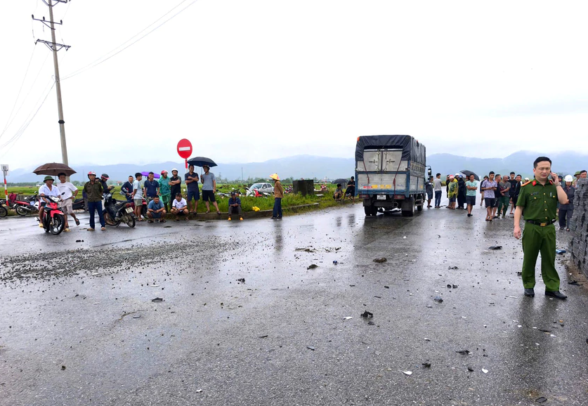 Va chạm với xe tải, 2 học sinh tử vong thương tâm - Ảnh 1.