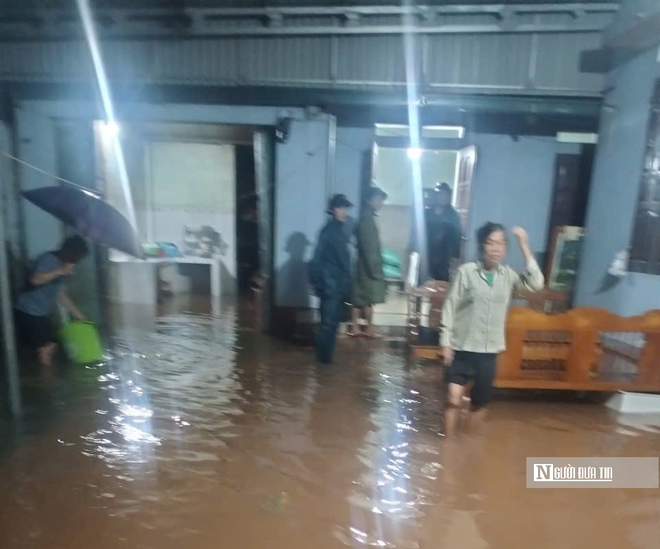 Nước sông Bưởi dâng cao, hàng trăm hộ dân Thanh Hóa chìm trong biển nước- Ảnh 4.
