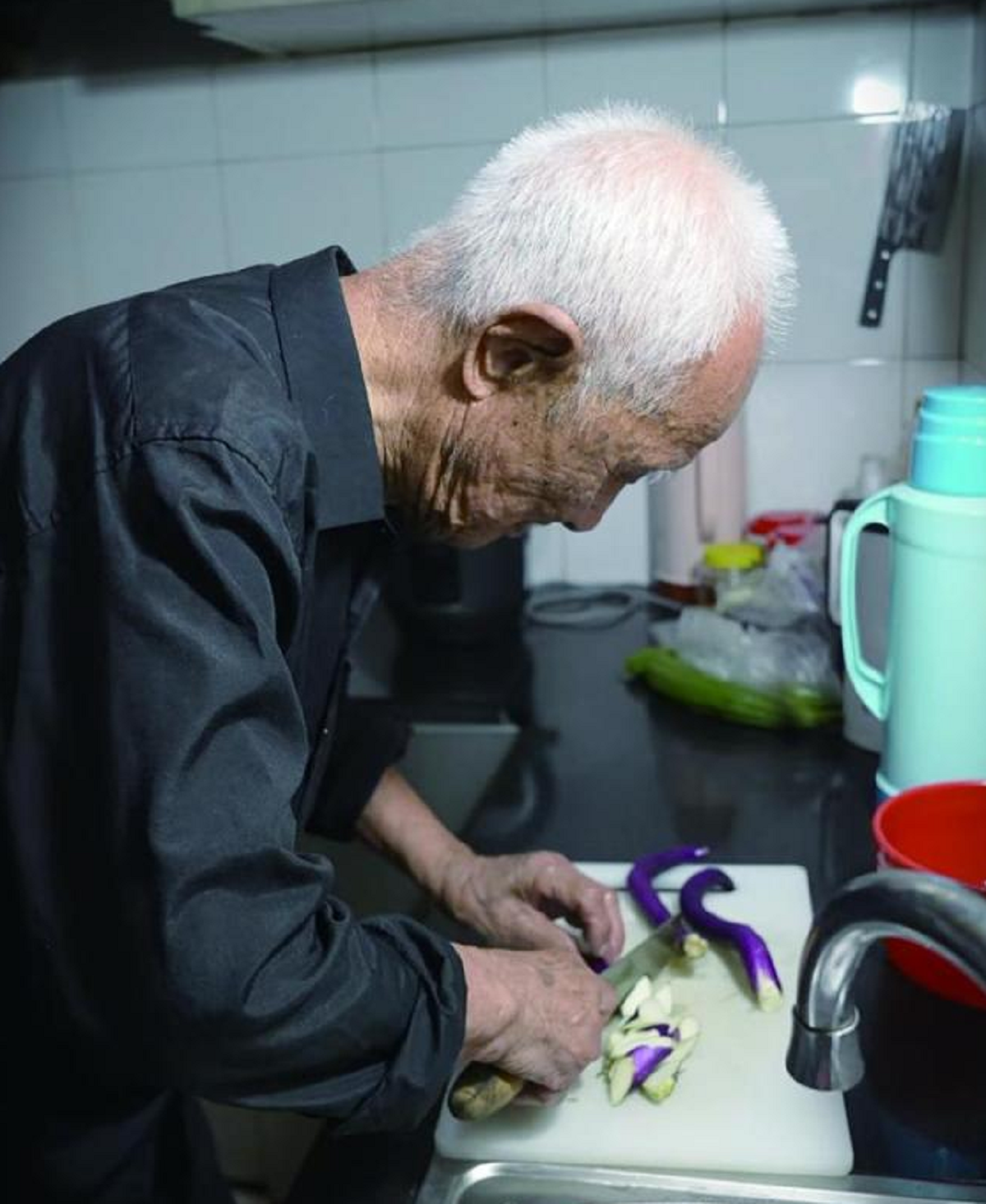 Bí ẩn người đàn ông 106 tuổi: Ngủ từ 17h, thức dậy lúc 1h sáng suốt nhiều năm - Ảnh 2.
