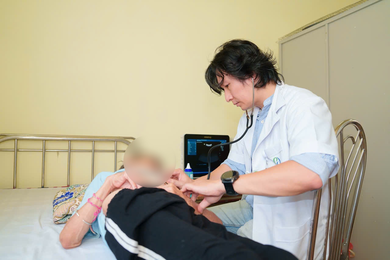 Người phụ nữ ở Hà Nội tái phát đột quỵ vì ngại làm phiền con - Ảnh 1.