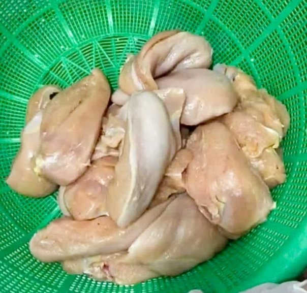 Hà Nội yêu cầu làm rõ vụ tôm ươn, thịt "bốc mùi" vào trường học - Ảnh 1.