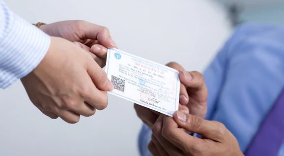 Đang hưởng lương hưu, thẻ BHYT có phải gia hạn? - Ảnh 1.