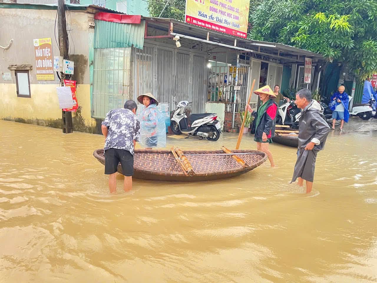 Thanh Hóa: Nỗ lực đảm bảo an toàn cho hàng nghìn hộ dân vùng ngập lụt- Ảnh 4.