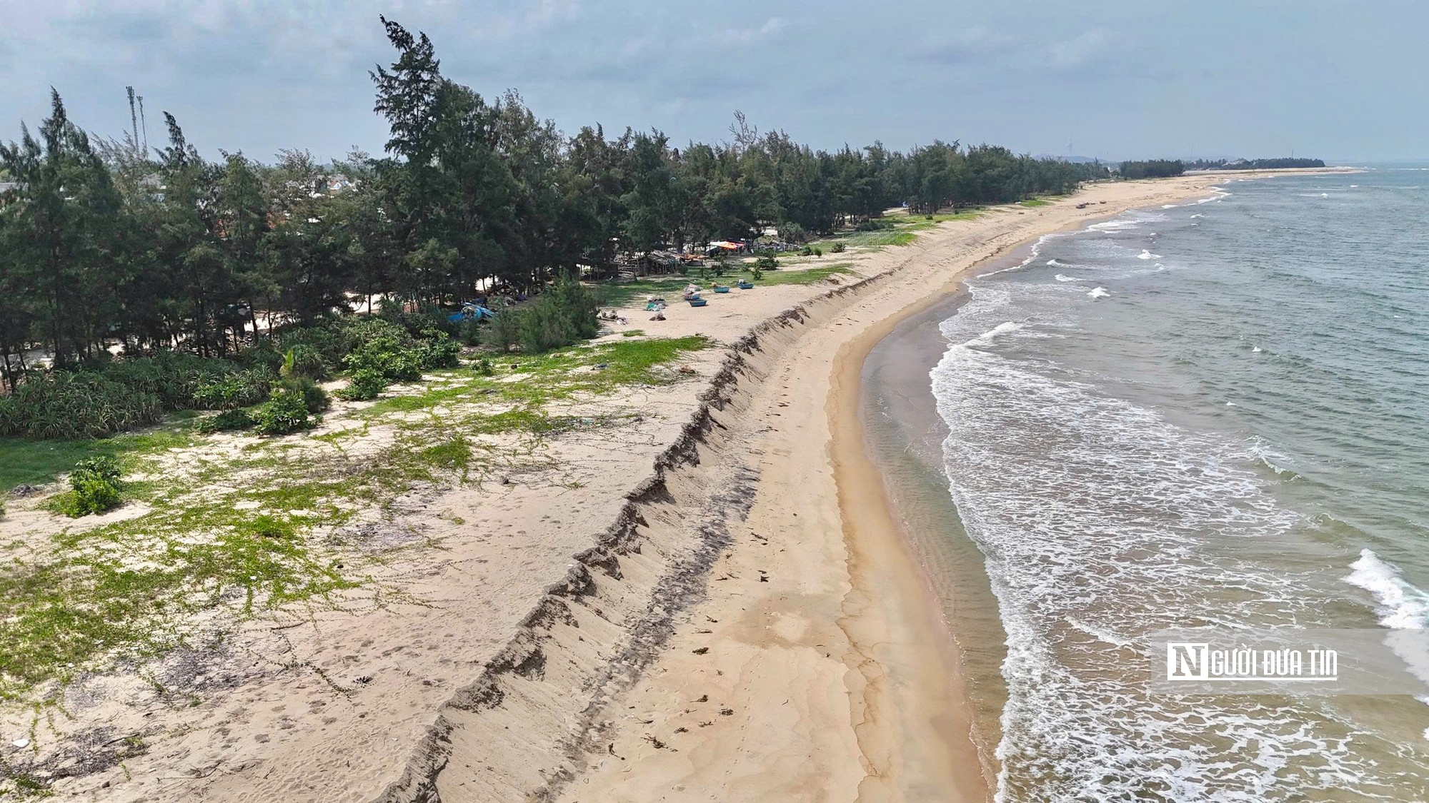 Vách cát cao quá đầu sau sạt lở chặn lối ra khơi của ngư dân Quảng Ngãi- Ảnh 1.
