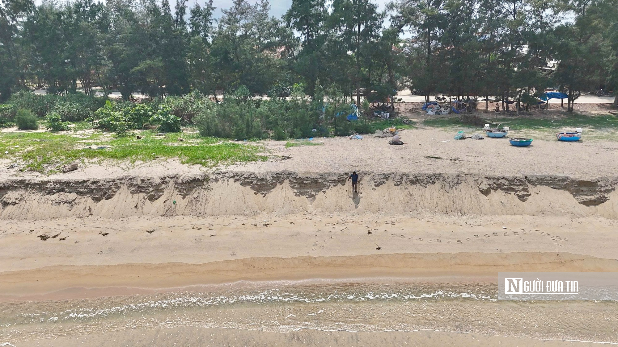 Vách cát cao quá đầu sau sạt lở chặn lối ra khơi của ngư dân Quảng Ngãi- Ảnh 7.