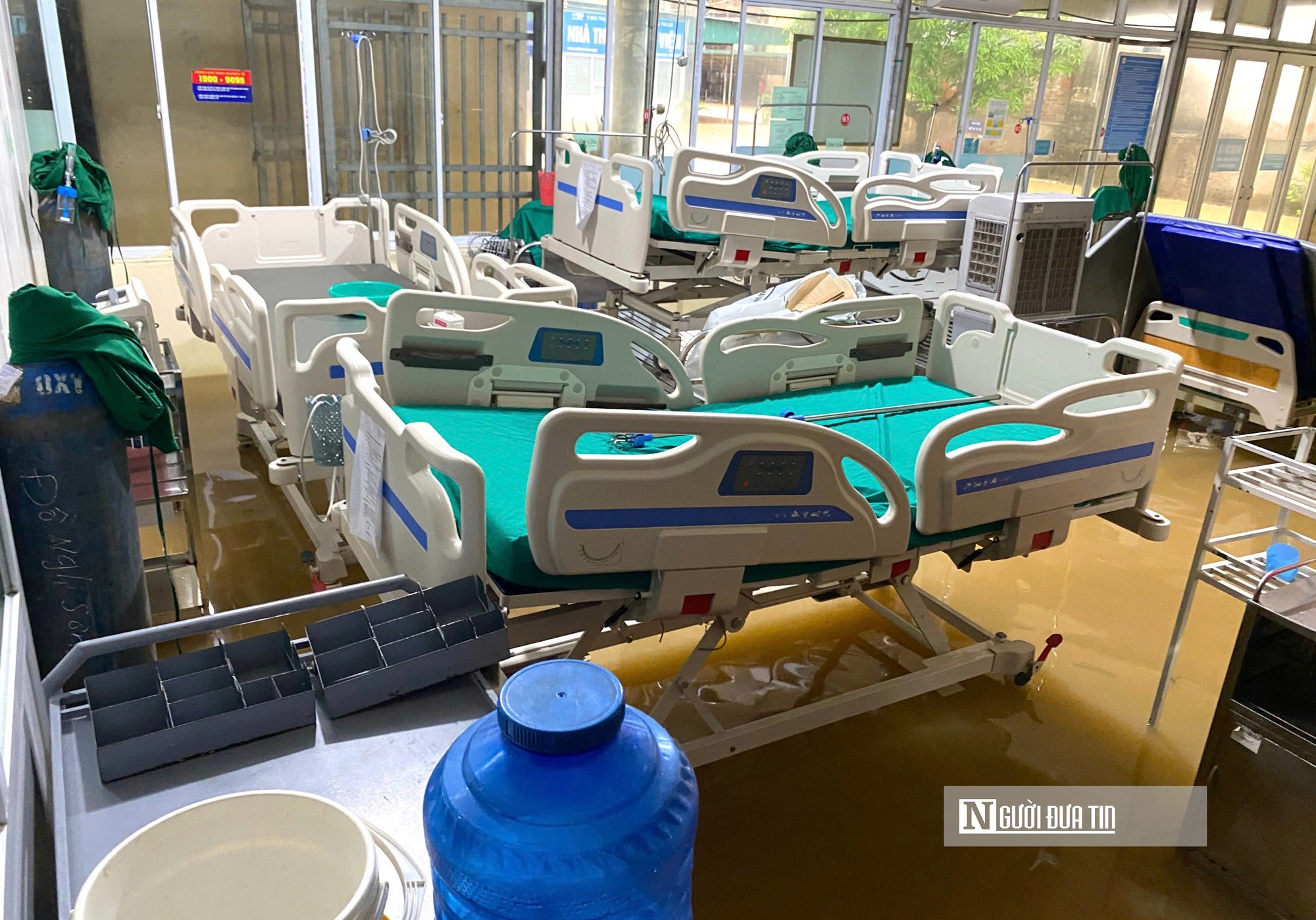 Nước lũ bủa vây Trung tâm Y tế Hoàng Mai, công an dùng thuyền đưa đón bệnh nhân thăm khám- Ảnh 3.