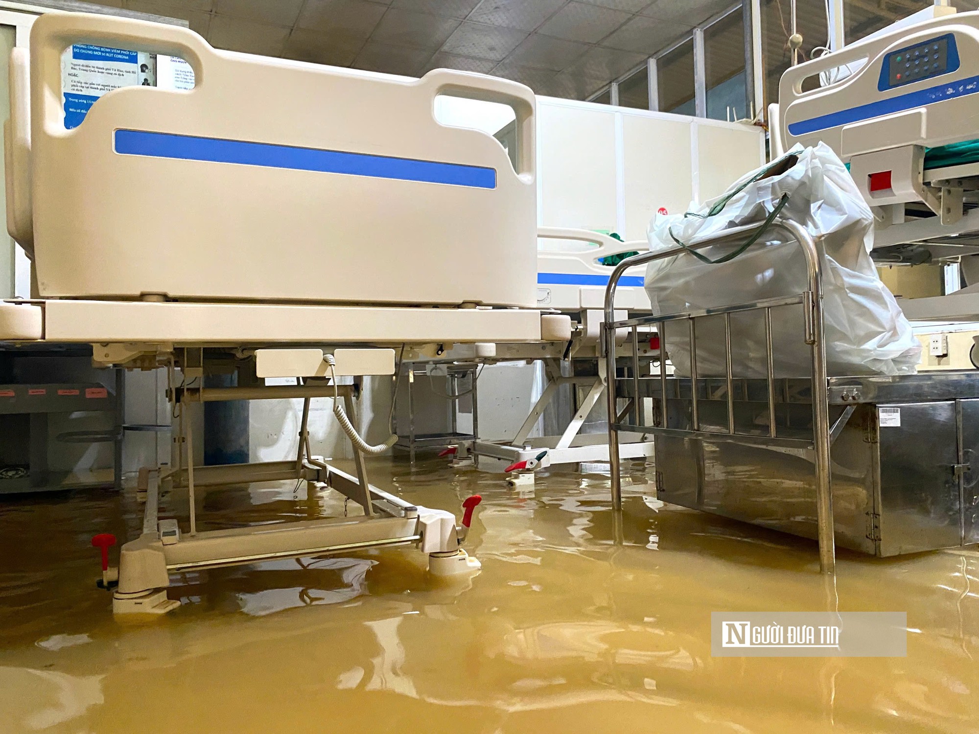 Nước lũ bủa vây Trung tâm Y tế Hoàng Mai, công an dùng thuyền đưa đón bệnh nhân thăm khám- Ảnh 4.