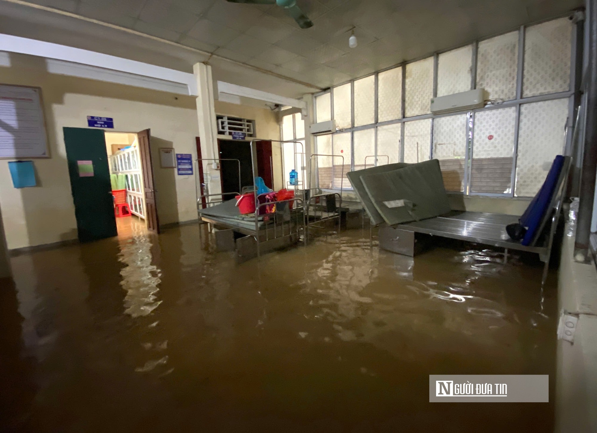Nước lũ bủa vây Trung tâm Y tế Hoàng Mai, công an dùng thuyền đưa đón bệnh nhân thăm khám- Ảnh 5.