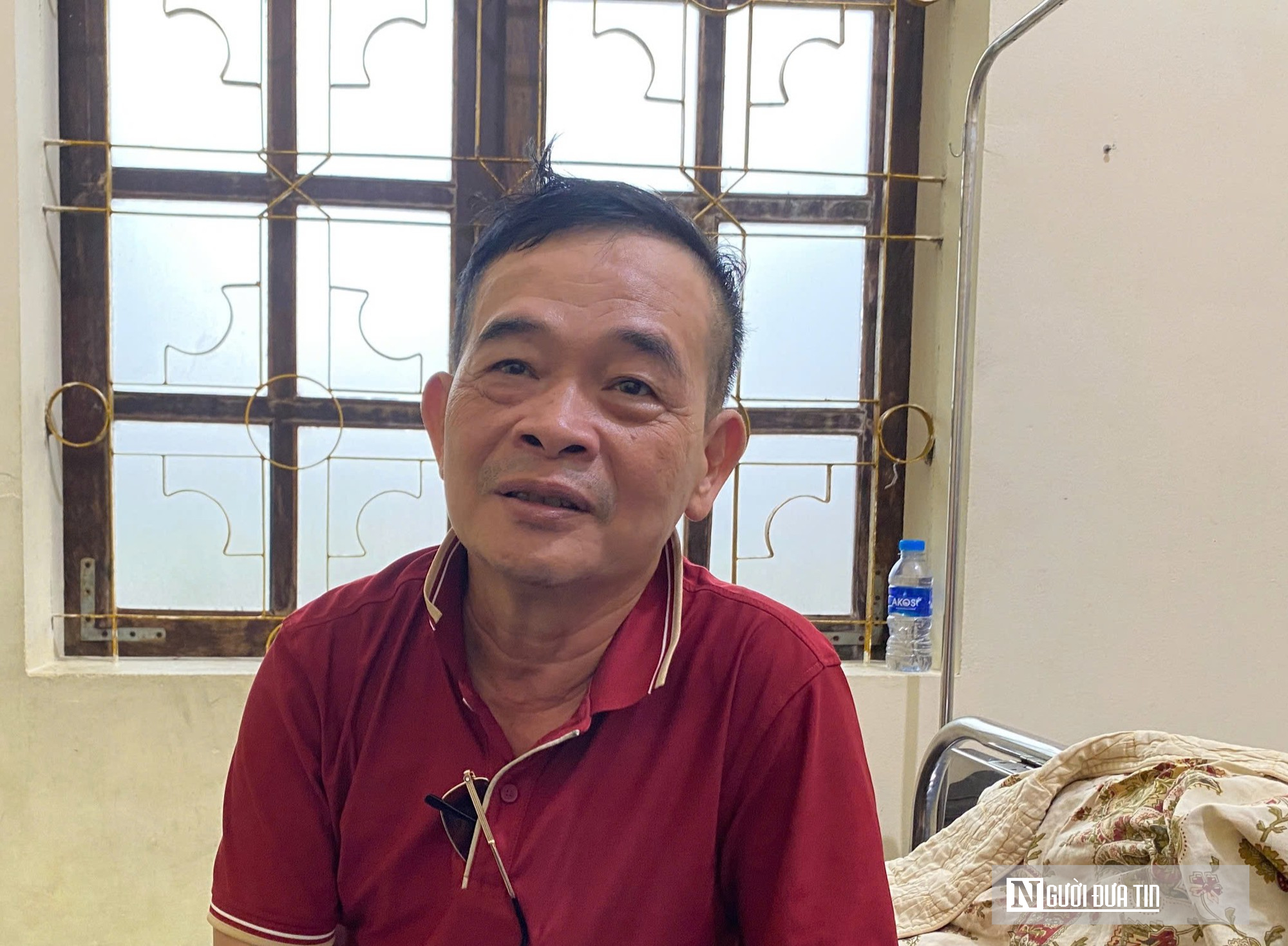 Nước lũ bủa vây Trung tâm Y tế Hoàng Mai, công an dùng thuyền đưa đón bệnh nhân thăm khám- Ảnh 9.