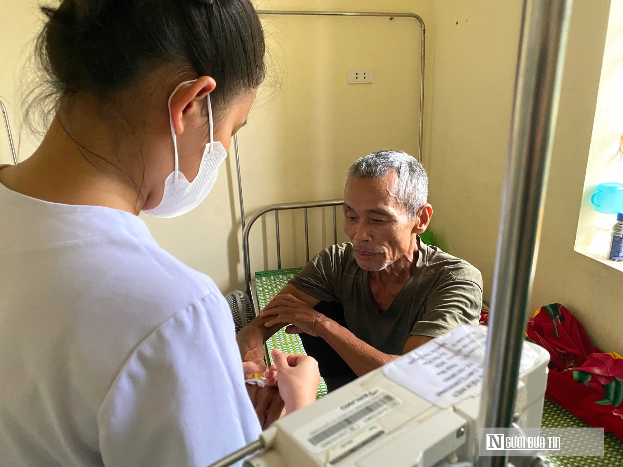 Nước lũ bủa vây Trung tâm Y tế Hoàng Mai, công an dùng thuyền đưa đón bệnh nhân thăm khám- Ảnh 8.