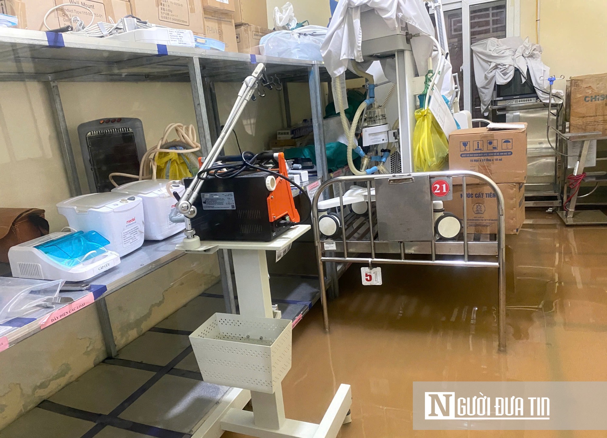 Nước lũ bủa vây Trung tâm Y tế Hoàng Mai, công an dùng thuyền đưa đón bệnh nhân thăm khám- Ảnh 7.