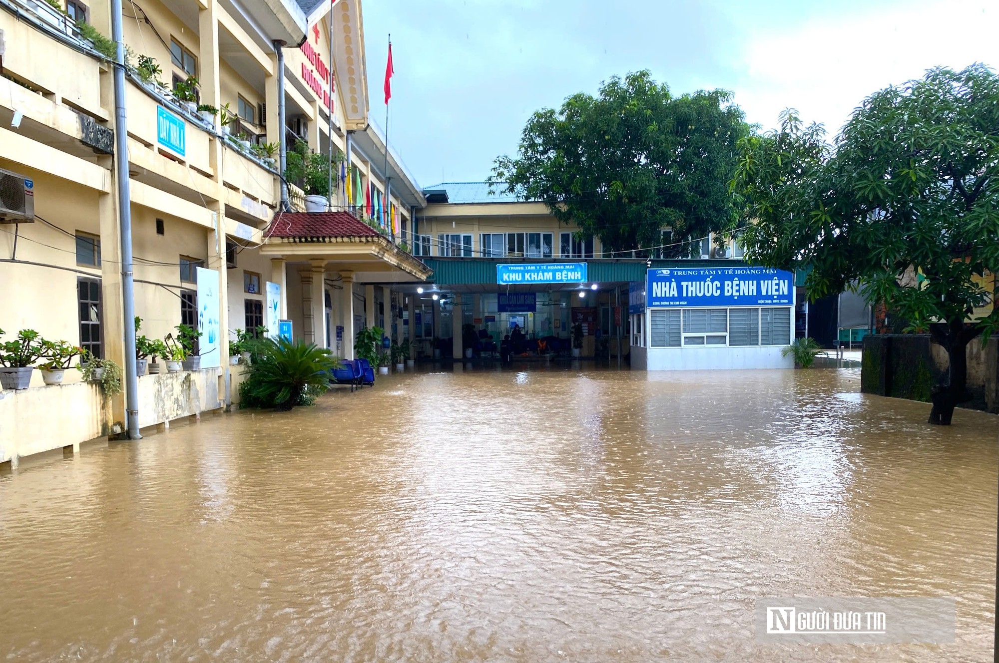 Nước lũ bủa vây Trung tâm Y tế Hoàng Mai, công an dùng thuyền đưa đón bệnh nhân thăm khám- Ảnh 15.