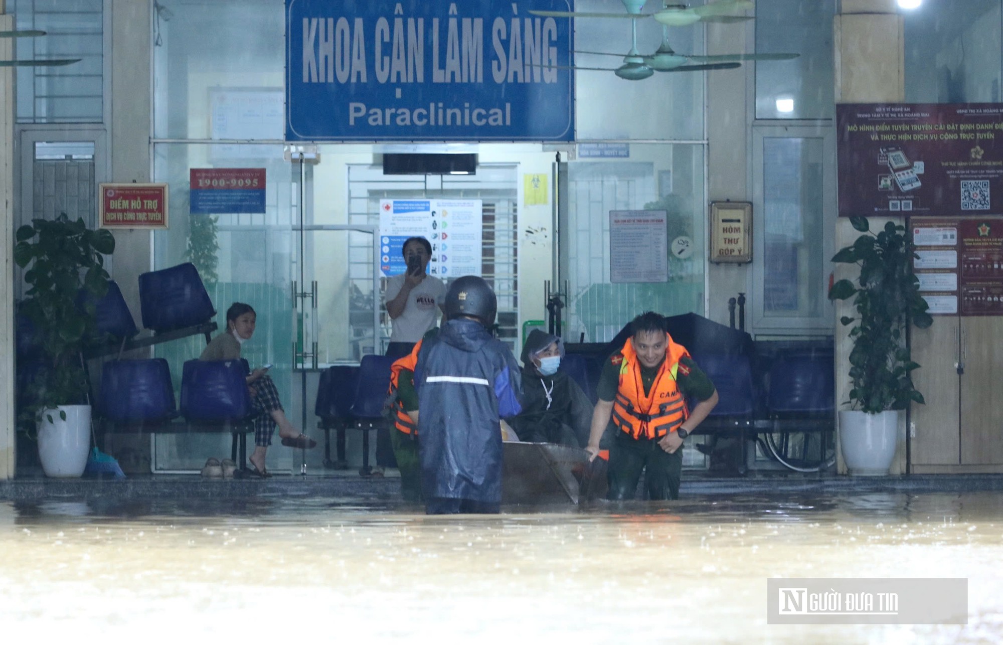 Nước lũ bủa vây Trung tâm Y tế Hoàng Mai, công an dùng thuyền đưa đón bệnh nhân thăm khám- Ảnh 11.