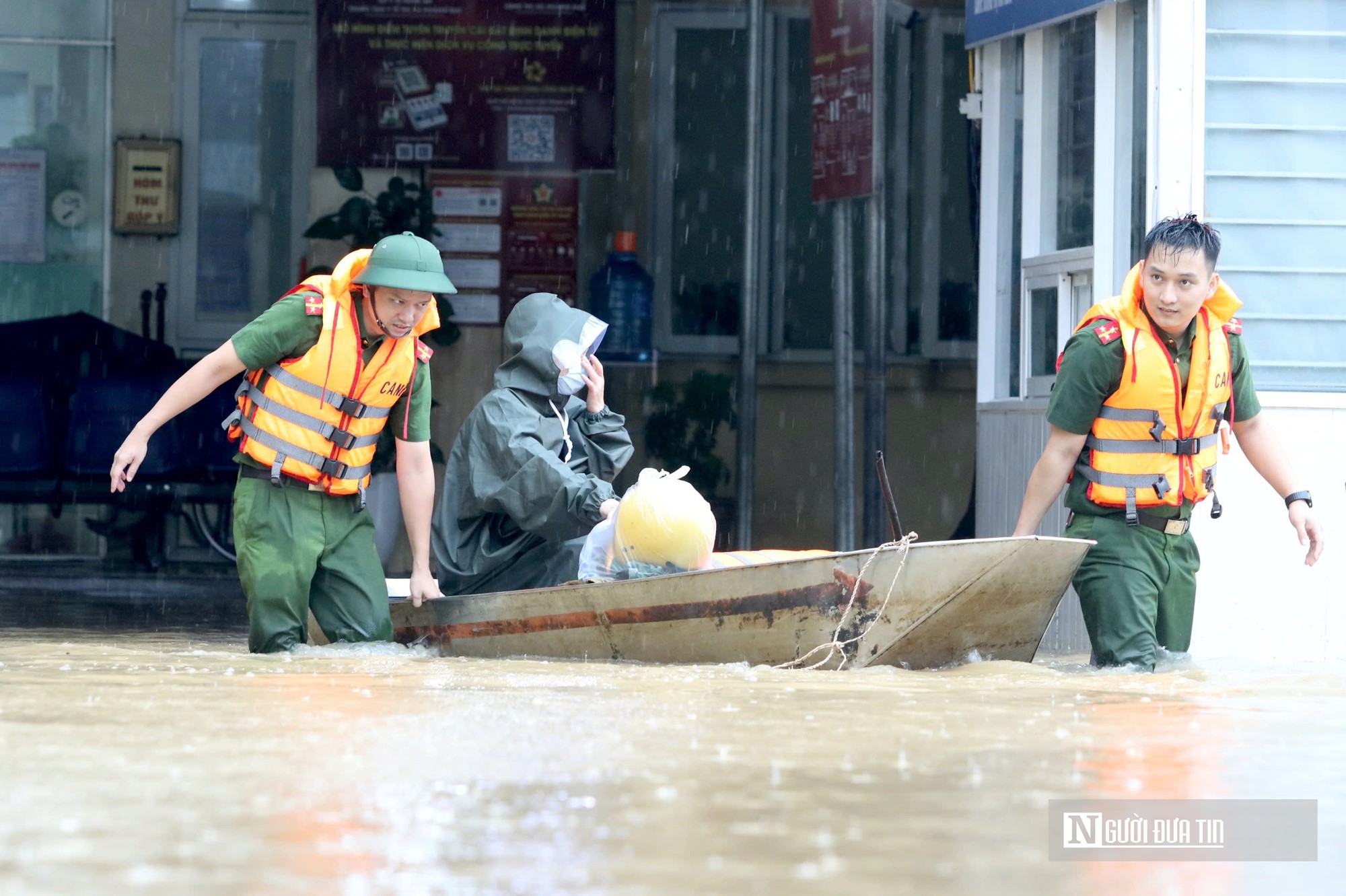 Nước lũ bủa vây Trung tâm Y tế Hoàng Mai, công an dùng thuyền đưa đón bệnh nhân thăm khám- Ảnh 12.