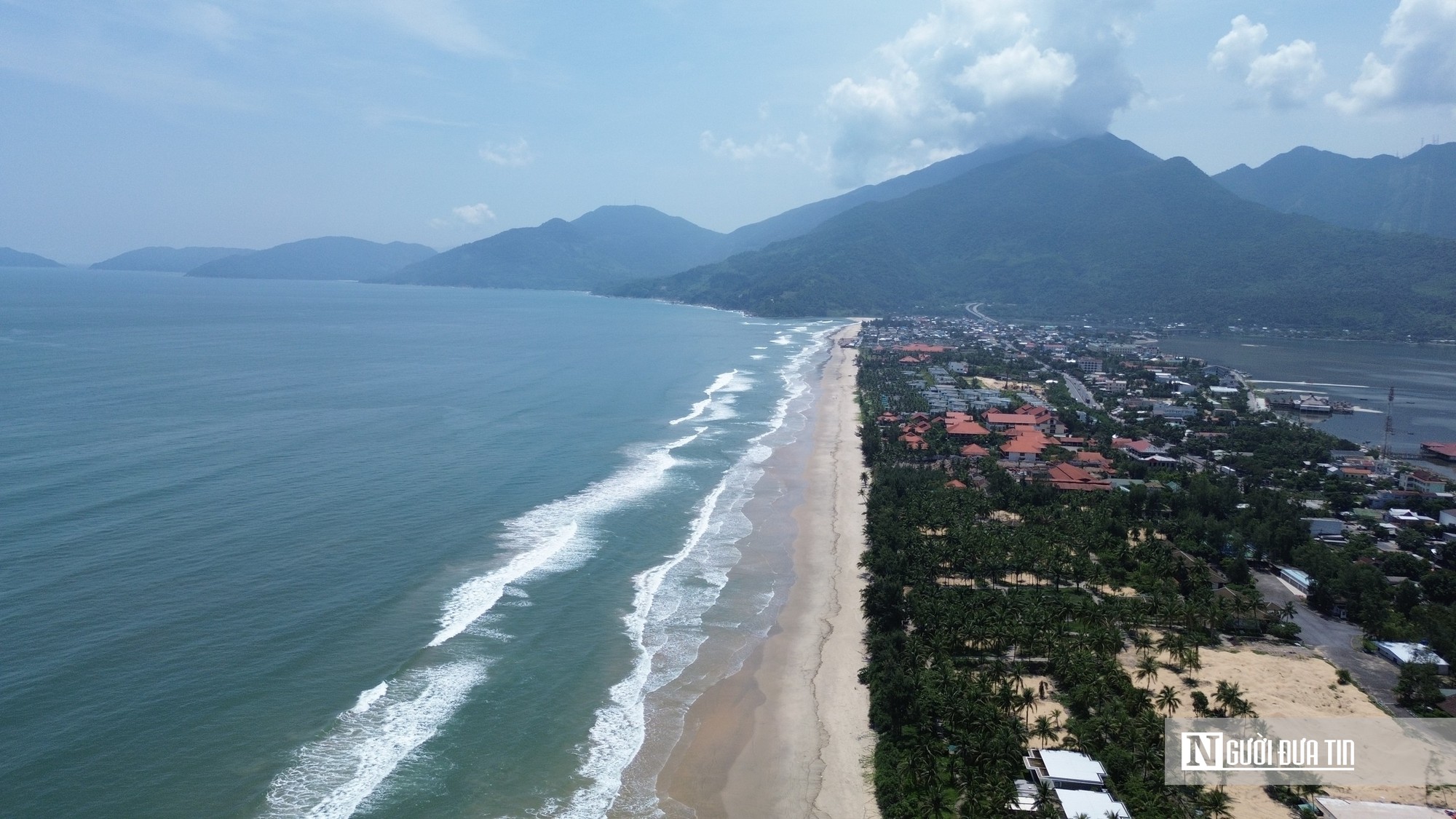 Trước ngày tháo dỡ, hàng quán lấn bãi biển ở vịnh đẹp thế giới đang như thế nào?- Ảnh 1.