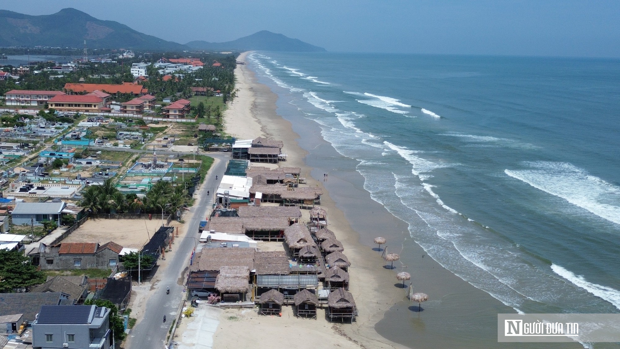 Trước ngày tháo dỡ, hàng quán lấn bãi biển ở vịnh đẹp thế giới đang như thế nào?- Ảnh 4.