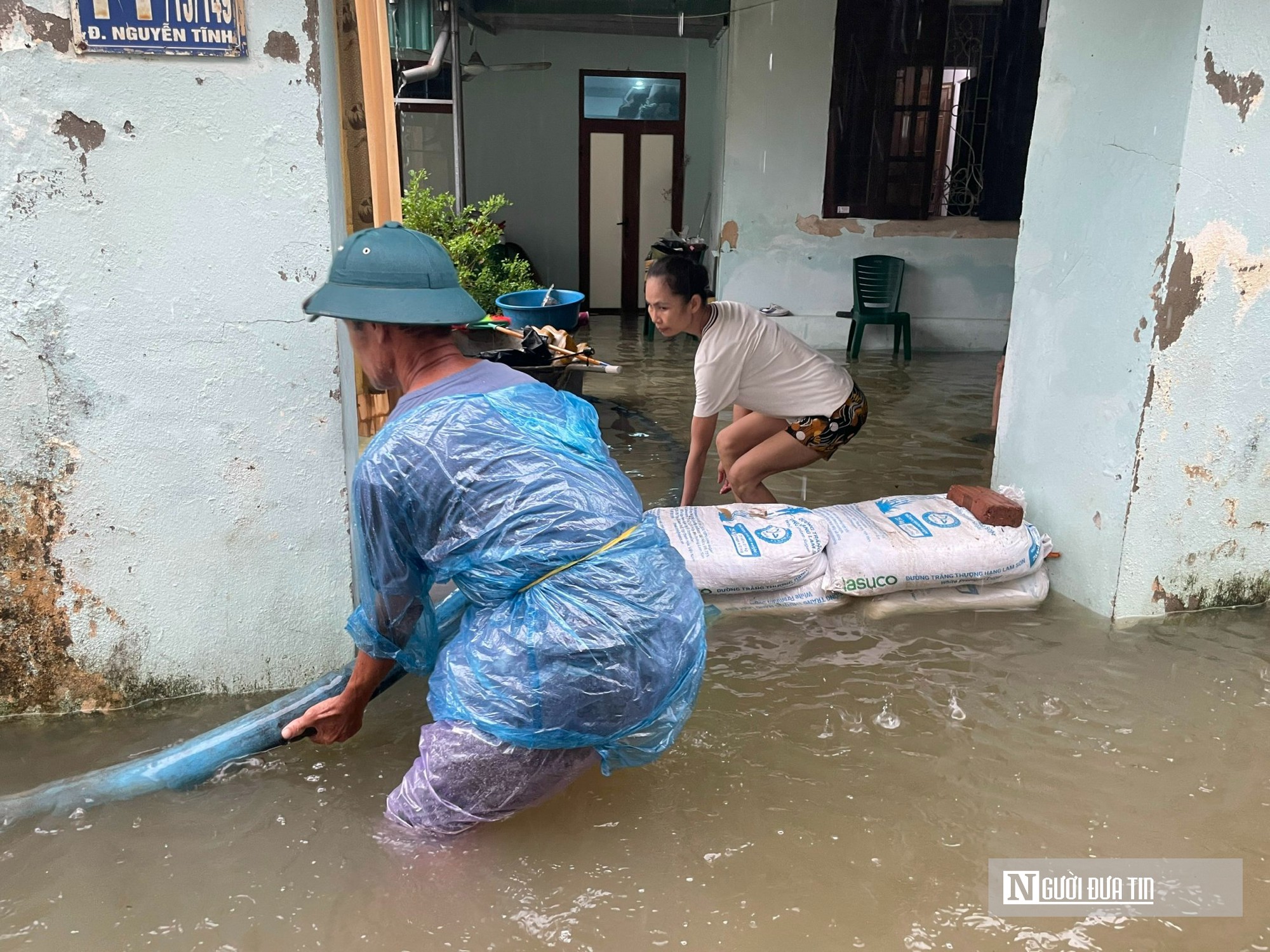 Nhiều khu đô thị Thanh Hóa ngập sâu, dân bì bõm lội nước- Ảnh 2.