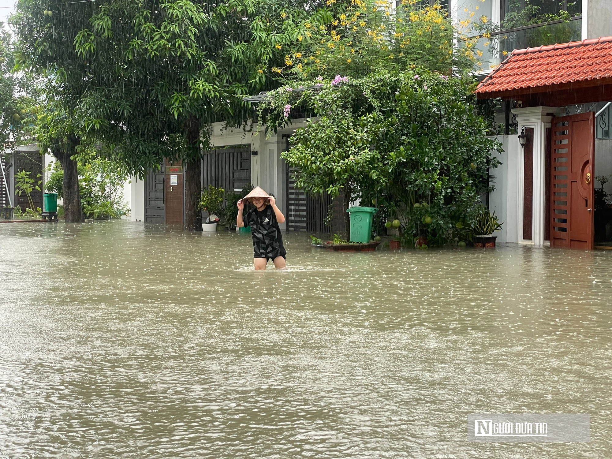 Nhiều khu đô thị Thanh Hóa ngập sâu, dân bì bõm lội nước- Ảnh 9.