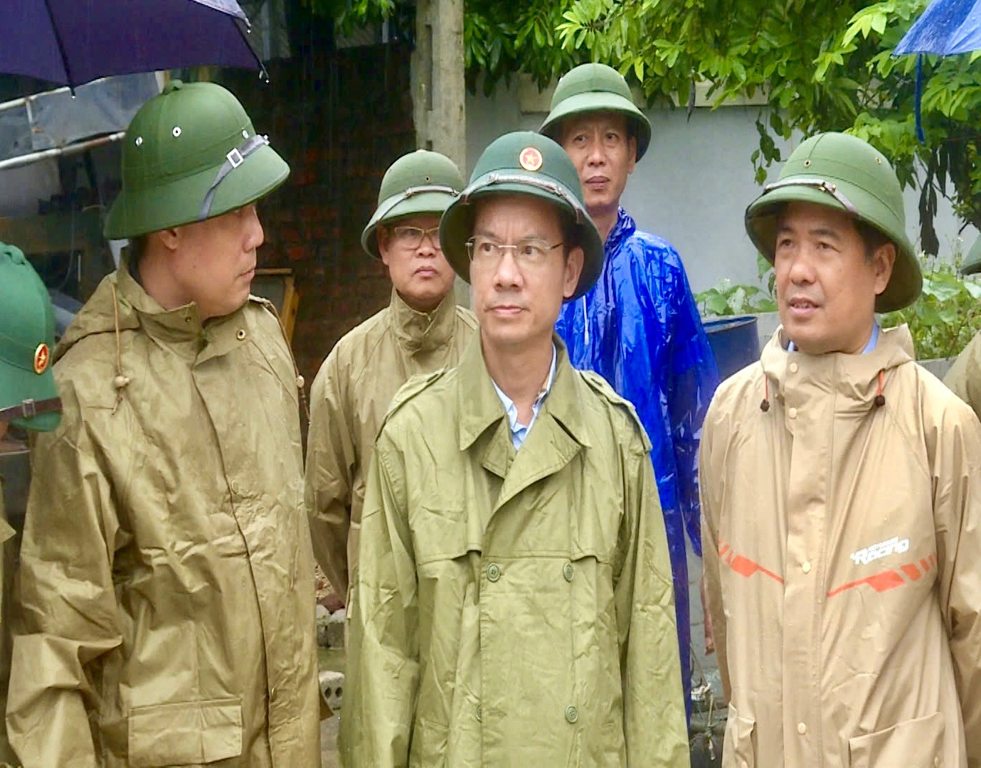 Hà Nội khẩn trương di dời người dân vùng ngập lũ sông Bùi - Ảnh 1.
