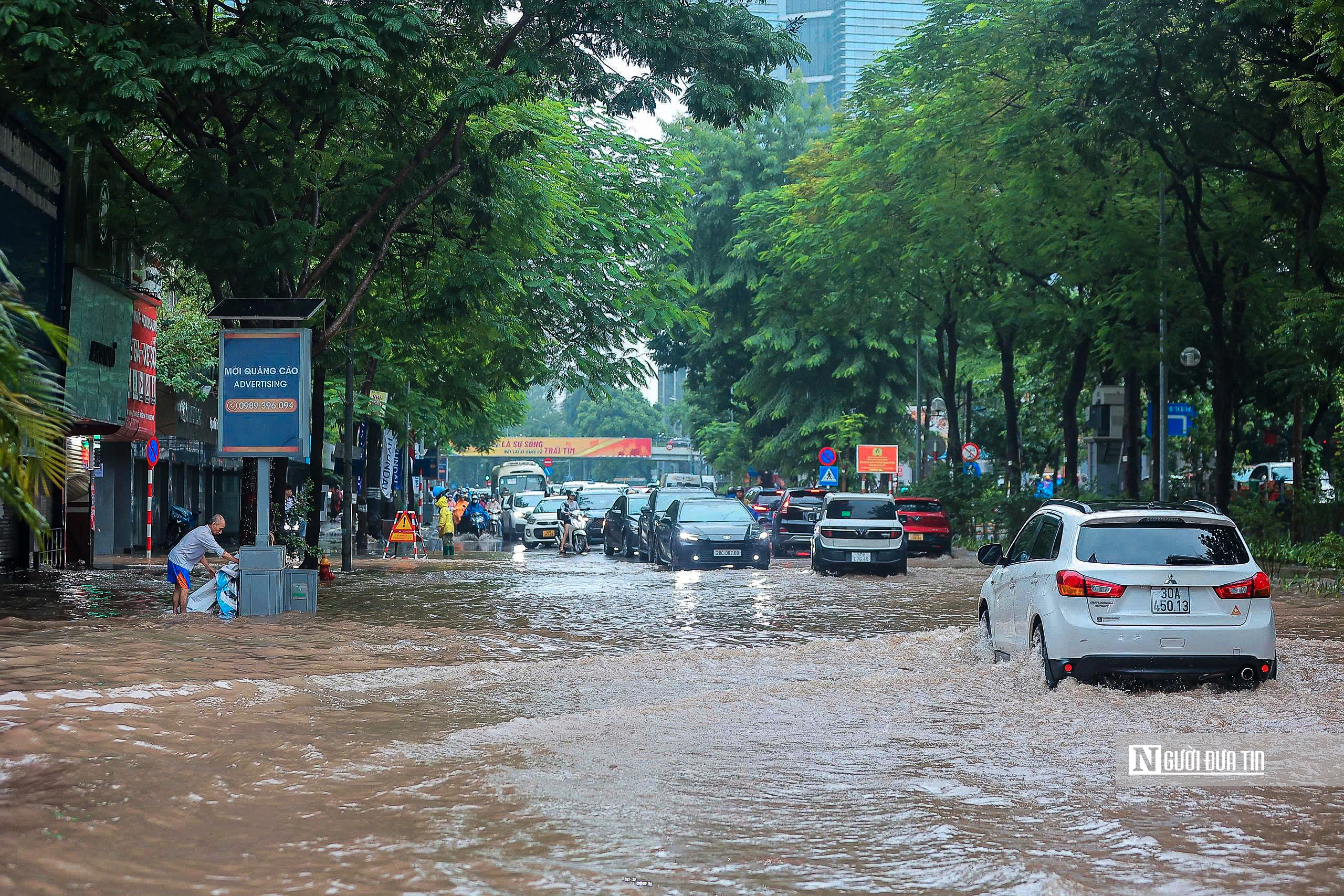 Hà Nội mưa lớn xuyên đêm, đường phố ngập sâu - Ảnh 8.