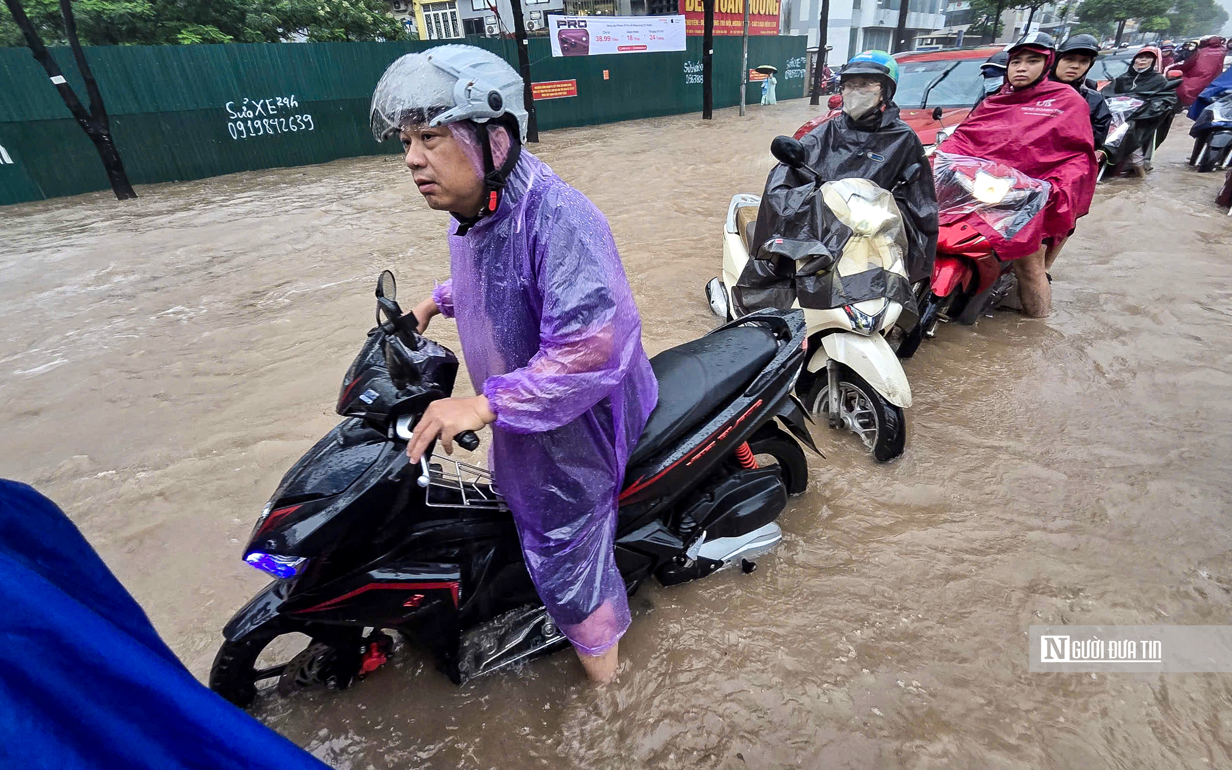 Hà Nội mưa lớn xuyên đêm, đường phố ngập sâu - Ảnh 3.