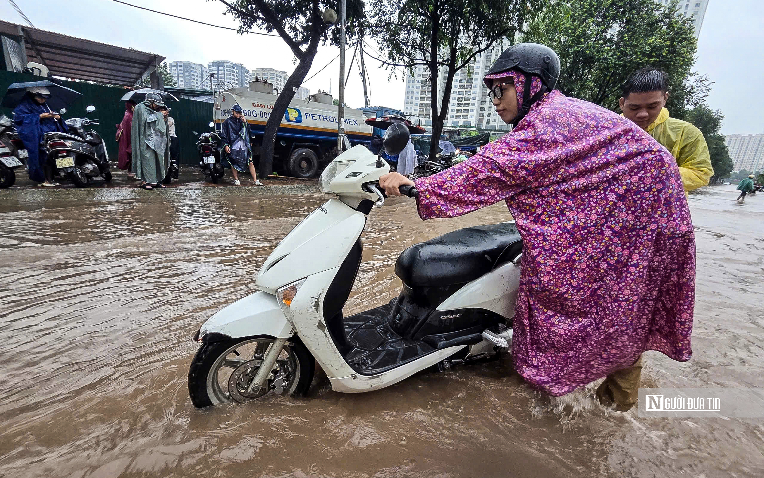 Hà Nội mưa lớn xuyên đêm, đường phố ngập sâu - Ảnh 6.
