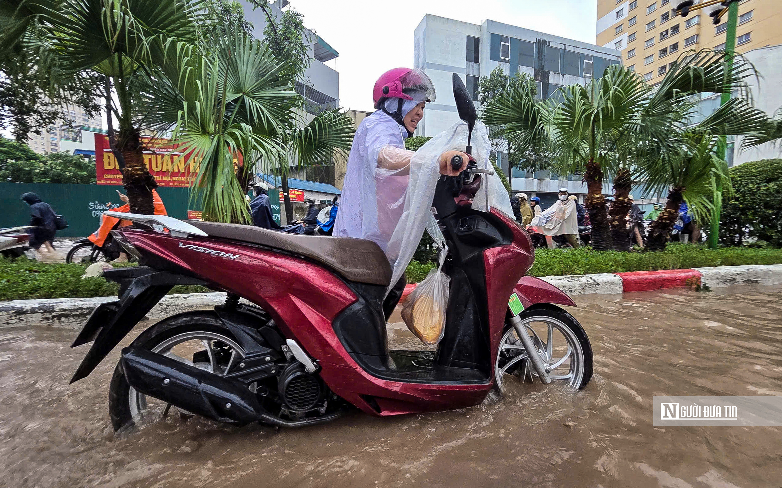 Hà Nội mưa lớn xuyên đêm, đường phố ngập sâu - Ảnh 5.